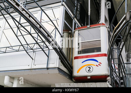 Trento, Italie - 21 mars 2017 : une voiture de la téléphérique du célèbre funiculaire Funivia di Sardagna au terminus. Banque D'Images