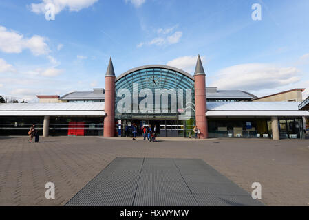 La gare de Marne-la-Vallée - Chessy est une gare ferroviaire de banlieue (RER combiné) et TGV (train à grande vitesse) gare de Chessy, France, à EuroDisney Banque D'Images