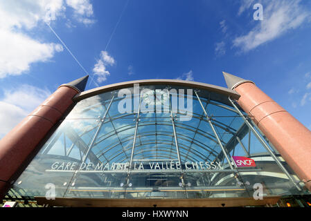 La gare de Marne-la-Vallée - Chessy est une gare ferroviaire de banlieue (RER combiné) et TGV (train à grande vitesse) gare de Chessy, France, à EuroDisney Banque D'Images