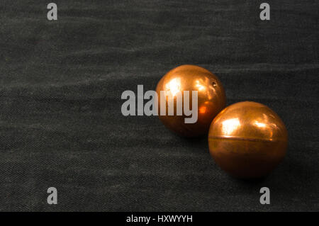 Paire de boules baoding chant chinois de cuivre de la santé pour les mains sur fond noir Banque D'Images