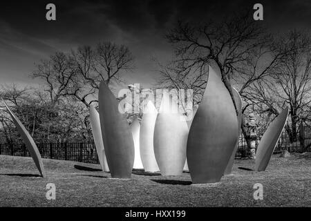 Dans le jardin de la Phoenix à Jackson Park, Chicago. C'est la première œuvre d'art permanente par Yoko Ono dans les Amériques. Banque D'Images