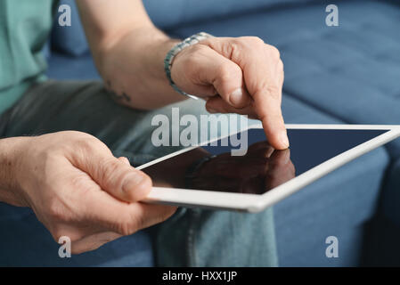 Man holding digital tablet in hands, gros plan Banque D'Images