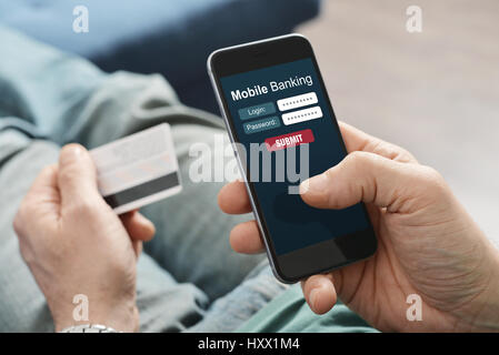 Hommes à l'aide de mobile banking on smart phone Banque D'Images