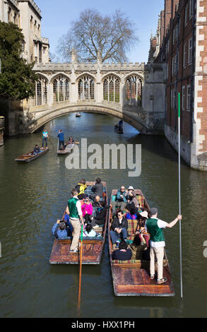 Cambridge en barque sur la rivière Cam au Pont des Soupirs, St John's College de l'Université de Cambridge, Cambridge UK Banque D'Images