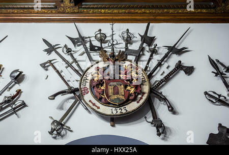 Armes médiévales sur le mur du Grand Hall à l'armurerie du Palais Peles, ancien château royal, construit entre 1873 et 1914 près de Sinaia ville en Roumanie Banque D'Images