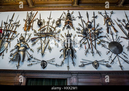 Armes médiévales sur le mur du Grand Hall à l'armurerie du Palais Peles, ancien château royal, construit entre 1873 et 1914 près de Sinaia ville en Roumanie Banque D'Images