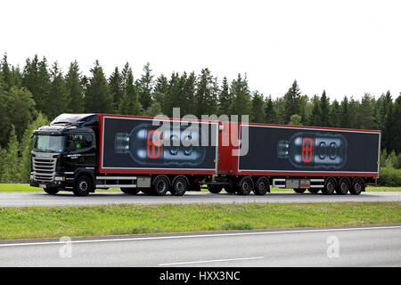 PAIMIO, FINLANDE - le 17 juillet 2016 : Black Scania R450 camion de Mika Huitti Oy et Energy Drink remorques se déplacer le long de l'autoroute à l'été. Banque D'Images