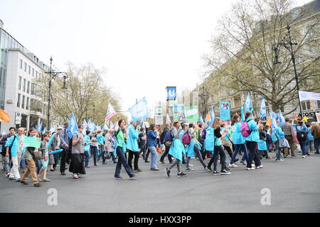 Berlin, Allemagne, 25 avril 2015 : protestation contre des essais des animaux. Banque D'Images