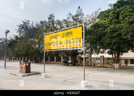 Jaune typique de son enseigne sur la plate-forme à Kurukshetra Junction Railway station, sur la plate-forme de Delhi à Kalka, ligne de l'Haryana, Inde du nord Banque D'Images