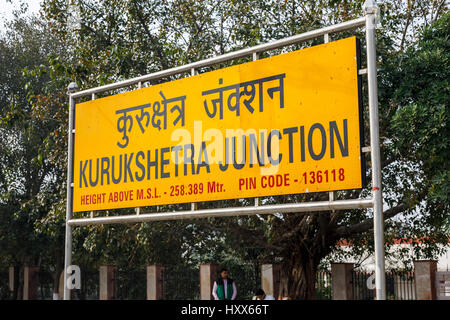 Jaune typique de son enseigne sur la plate-forme à Kurukshetra Junction Railway station, sur la plate-forme de Delhi à Kalka, ligne de l'Haryana, Inde du nord Banque D'Images