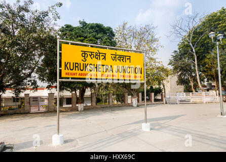 Jaune typique de son enseigne sur la plate-forme à Kurukshetra Junction Railway station, sur la plate-forme de Delhi à Kalka, ligne de l'Haryana, Inde du nord Banque D'Images