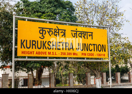 Jaune typique de son enseigne sur la plate-forme à Kurukshetra Junction Railway station, sur la plate-forme de Delhi à Kalka, ligne de l'Haryana, Inde du nord Banque D'Images