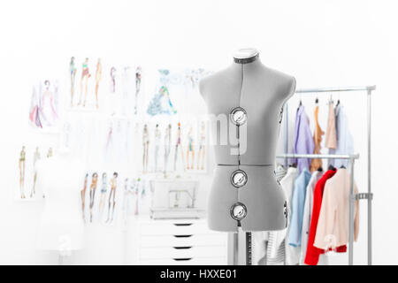 Mannequin couture gris sur fond d'étendage, croquis et une machine à coudre Banque D'Images