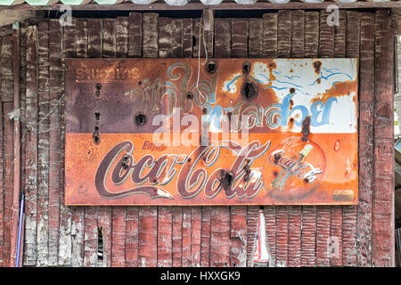 Vieux coca cola sur le côté d'un vieux café à Sichon, Thaïlande Banque D'Images