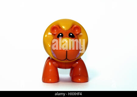 Bébé Lion jouet en plastique isolé sur fond blanc. Jouet pour enfants Cute lion orange sur fond blanc. Banque D'Images