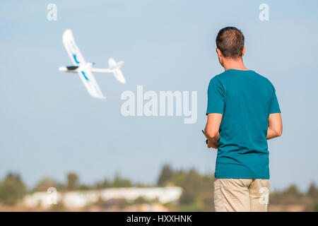 Vue arrière de l'homme avec commande à distance dans l'air plane flying Banque D'Images