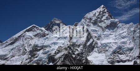 Le mont Everest et Nuptse au printemps. Vue depuis le Kala Patthar, au Népal. Banque D'Images