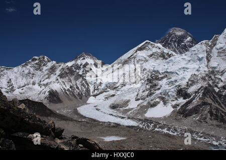 Le mont Everest et le glacier de Khumbu. Vue éloignée sur le camp de base de l'Everest. Vue depuis le Kala Patthar. Banque D'Images