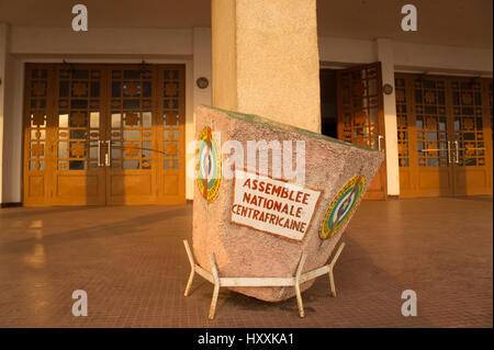 D'une poubelle à l'extérieur de l'entrée principale de l'Assemblée nationale à Bangui, République centrafricaine Banque D'Images