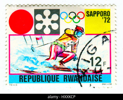 GOMEL, BÉLARUS, 27 mars 2017, de timbres en Rwanda montre des images des Jeux Olympiques d'hiver de 1972, officiellement connu sous le nom de XI Jeux Olympiques d'hiver, dans sa Banque D'Images