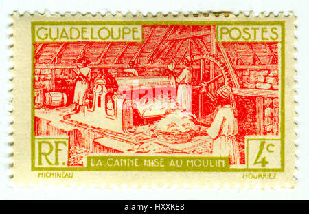 GOMEL, BÉLARUS, 27 mars 2017, de timbres en Guadeloupe montre l'image de la canne à l'usine, vers 1928. Banque D'Images