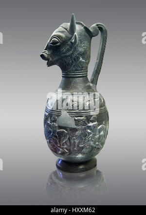 6e siècle avant J.-C. Bull étrusque dirigé bucherro oinochoe style, ou cruche de vin, faites en Chuisi, inv 3190, Musée Archéologique National de Florence, Italie , Banque D'Images