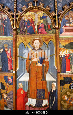 Panneau peint gothique retable de Saint Stephen par Jaume Serra. Tempera, la feuille d'or et plaque de métal sur le bois. Circa 1385.MNAC inv no : 003947-TCMA Banque D'Images