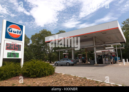 Station de gaz du golfe à faible prix de l'essence sur un signe. Banque D'Images