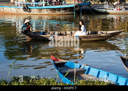 Barque sur la rivière à Hoi An, Vietnam Banque D'Images