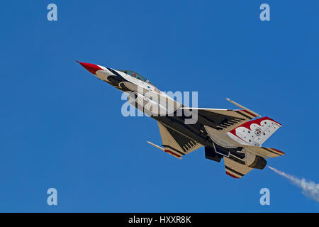 L'US Air Force d'avions de chasse F-16 Thunderbird flying Banque D'Images