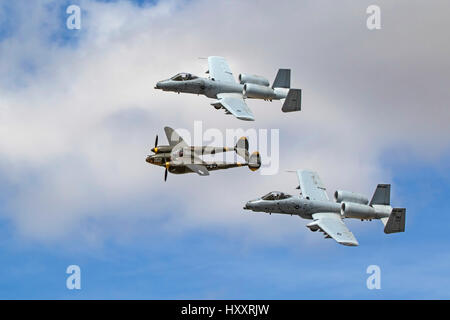 Avion A-10 Thunderbolt et Wharthog P-38 Lightning Heritage vol à Los Angeles Air Show Banque D'Images