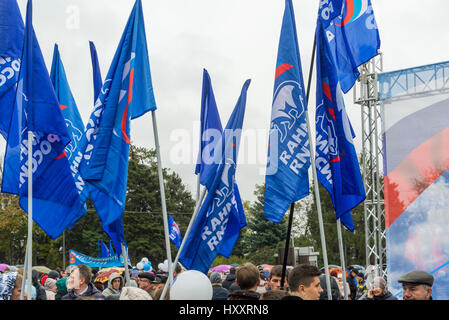 Volgograd, Russie - novembre 04,2016. Les drapeaux de parti Russie unie lors de célébration de la Journée de l'unité nationale Banque D'Images