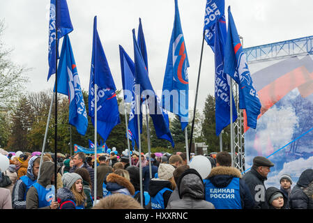 Volgograd, Russie - novembre 04,2016. Les drapeaux de parti Russie unie lors de célébration de la Journée de l'unité nationale Banque D'Images