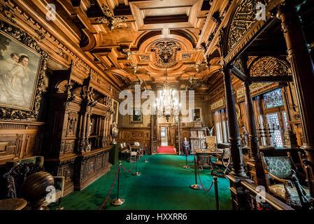 De l'intérieur du cabinet de travail dans le Palais Peles, ancien château royal, construit entre 1873 et 1914, situé près de la ville de Sinaia en Roumanie Banque D'Images