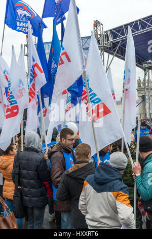 Volgograd, Russie - novembre 04,2016. Jeune Garde des drapeaux - organisation de jeunesse le jour de l'unité nationale Banque D'Images