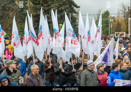 Volgograd, Russie - novembre 04,2016. Jeune Garde des drapeaux - organisation de jeunesse le jour de l'unité nationale Banque D'Images