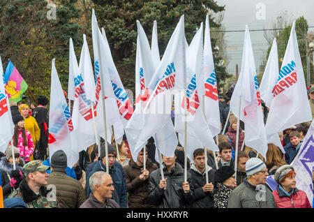 Volgograd, Russie - novembre 04,2016. Jeune Garde des drapeaux - organisation de jeunesse le jour de l'unité nationale Banque D'Images