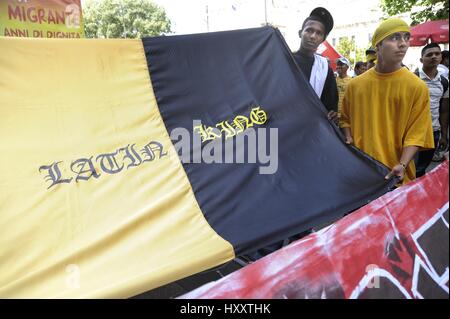Milan (Italie), membres du groupe Latin Kings participer à une manifestation pour les droits des immigrants Banque D'Images