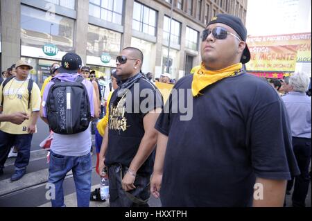 Milan (Italie), membres du groupe Latin Kings participer à une manifestation pour les droits des immigrants Banque D'Images