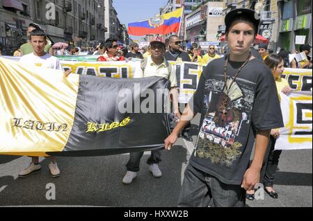 Milan (Italie), membres du groupe Latin Kings participer à une manifestation pour les droits des immigrants Banque D'Images