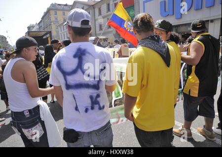 Milan (Italie), membres du groupe Latin Kings participer à une manifestation pour les droits des immigrants Banque D'Images