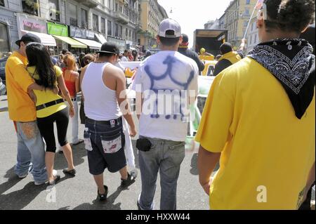 Milan (Italie), membres du groupe Latin Kings participer à une manifestation pour les droits des immigrants Banque D'Images