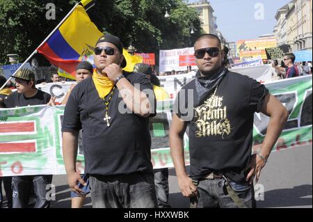 Milan (Italie), membres du groupe Latin Kings participer à une manifestation pour les droits des immigrants Banque D'Images