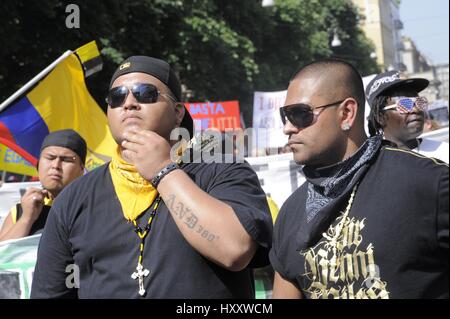 Milan (Italie), membres du groupe Latin Kings participer à une manifestation pour les droits des immigrants Banque D'Images