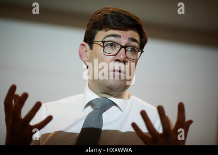 D'être interviewé par la télévision ITV Local Grenade Andy Burnham, le candidat du travail pour le Grand Manchester maire Banque D'Images