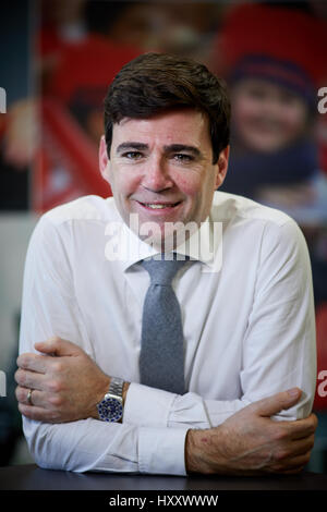 D'être interviewé par la télévision ITV Local Grenade Andy Burnham, le candidat du travail pour le Grand Manchester maire Banque D'Images