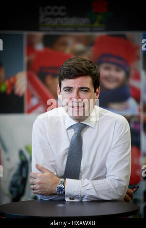 D'être interviewé par la télévision ITV Local Grenade Andy Burnham, le candidat du travail pour le Grand Manchester maire Banque D'Images