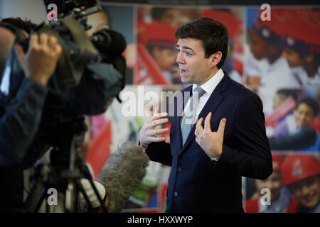 D'être interviewé par la télévision ITV Local Grenade Andy Burnham, le candidat du travail pour le Grand Manchester maire Banque D'Images