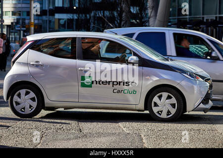 Voiture d'entreprise ClubToyota Aygo sur Deansgate, Manchester, Angleterre, RU Banque D'Images