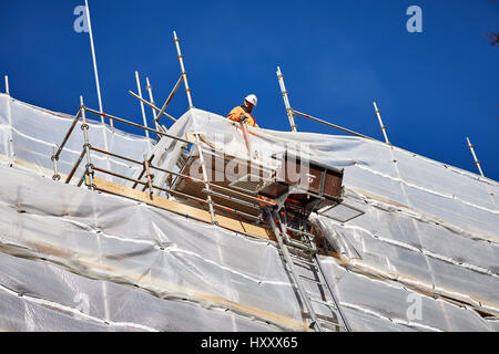 Les travailleurs de la construction Construction d'un échafaudage sur un bureau de développement sur Deansgate, Manchester, Angleterre, RU Banque D'Images